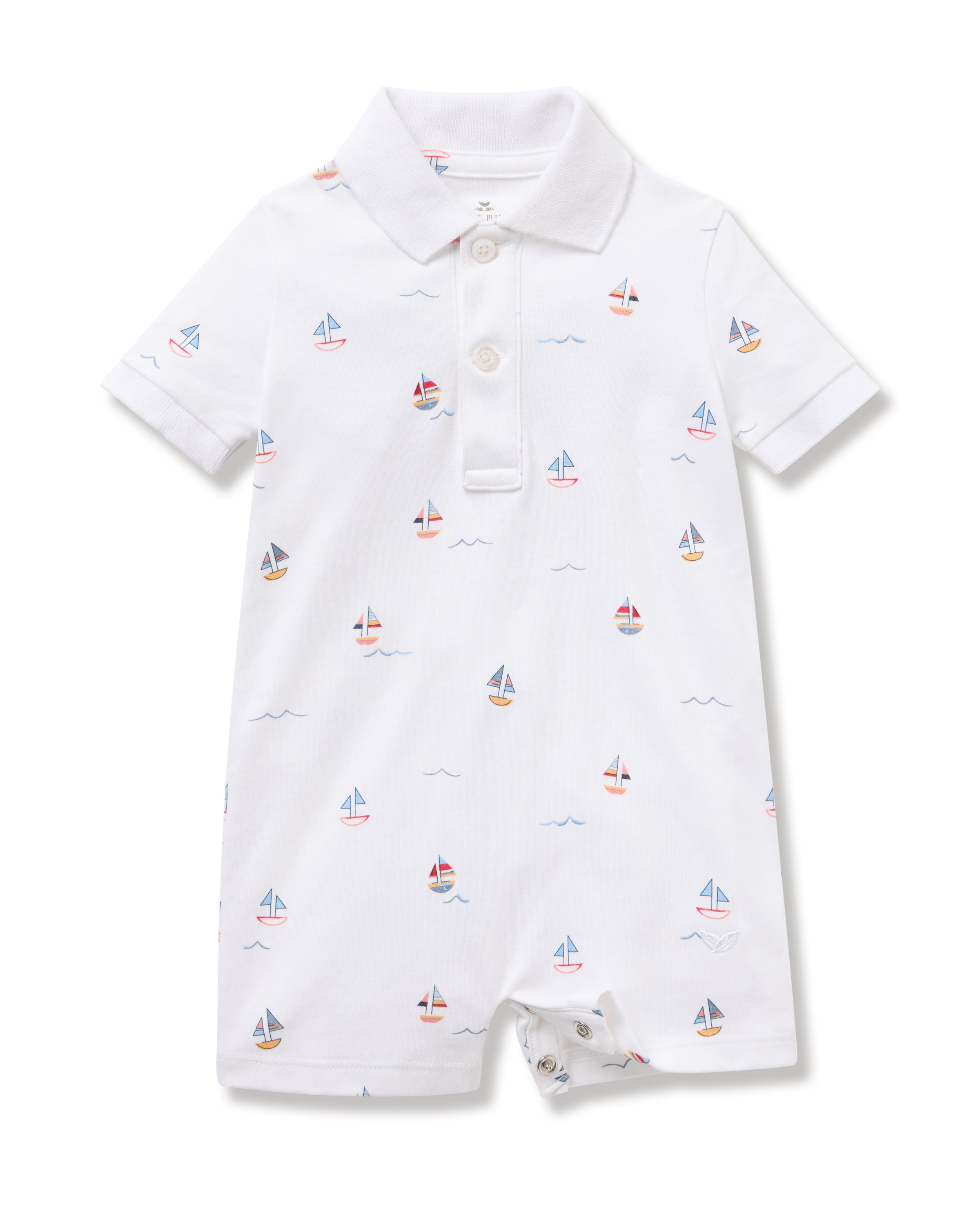 The Babys Pima Louis Play Romper in Bateau by Petite Plume is made from 100% Pima cotton. It features a collar, short sleeves, a charming sailboat and wavy line print, a front button placket, and crotch snaps for easy dressing.