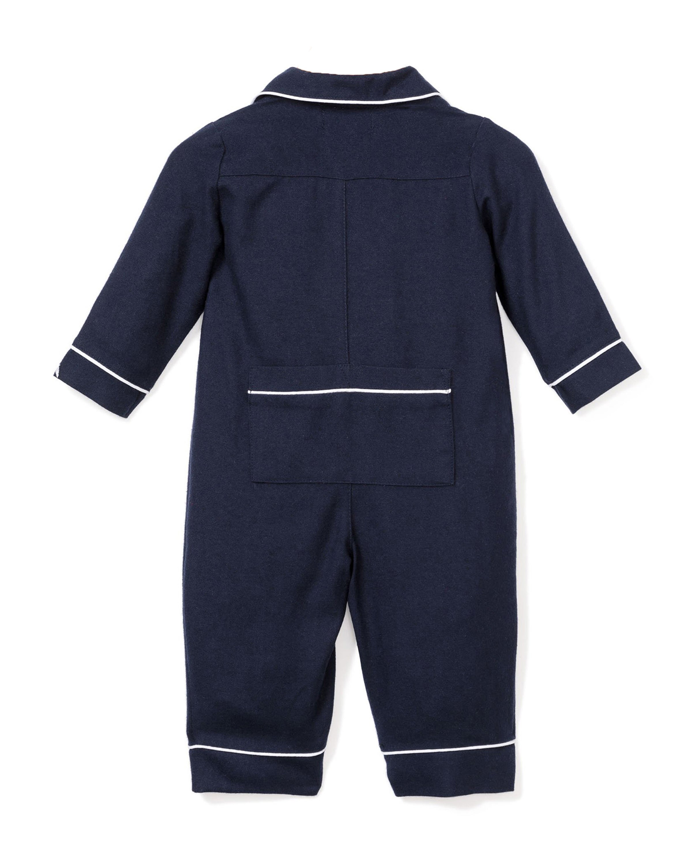 Petite Plumes Babys Flannel Romper in Navy with White Piping features long sleeves and a collar, enhanced with white piping on the cuffs, collar, and large back pocket. This one-piece offers a simple yet elegant design thats perfect for cozy sleepwear.